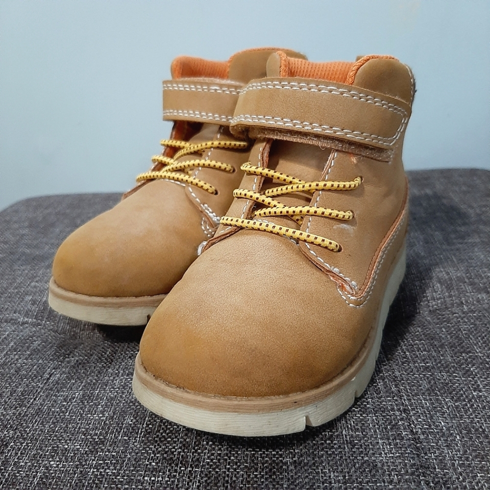 Oshkosh B'gosh infant size 7m Boot